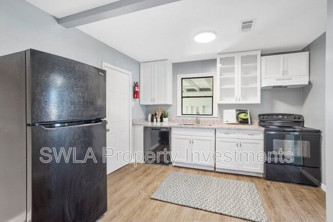 Photo - 1600 E School St