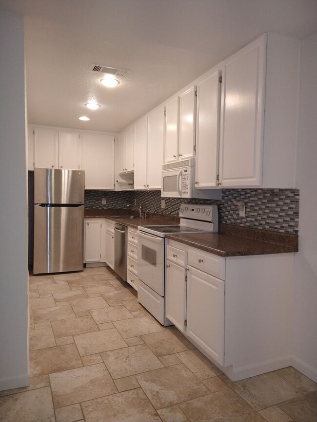 Building Photo - Downstairs Palm Springs Villas II condo