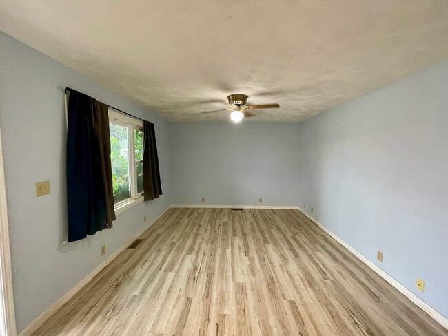 Photo - 2 Bed 1.5 Bath in Twin Lakes Subdivision