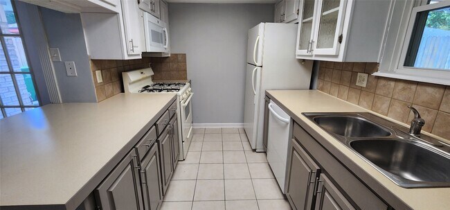 Photo - 2527 Meandering Trail