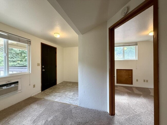 Photo - 8290 Rogue River Hwy