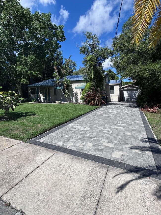 Building Photo - 2 Bed, 1 Bath – Renovated Home in the Hear...