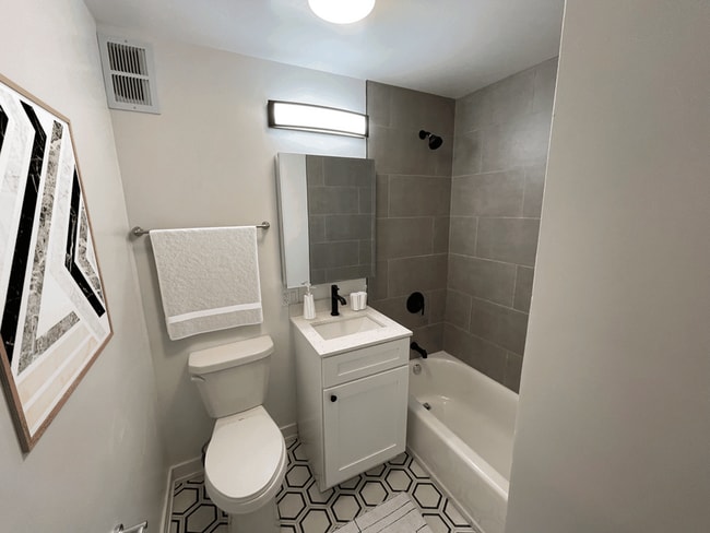 Photo - 6400 N Sheridan Rd