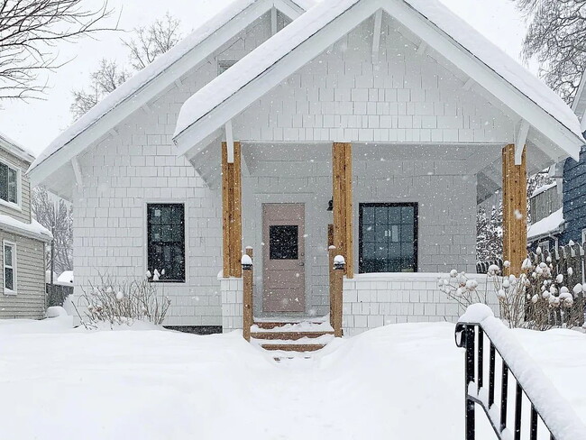 Building Photo - 6 BR 2 BA Single Family Home NEW U of MN - Sept 1 move in