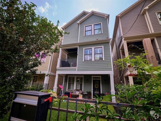 Building Photo - 228 E Woodland St Rental