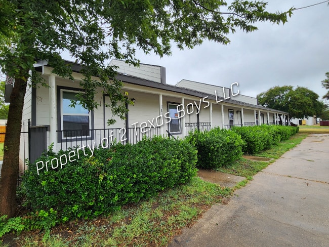 Building Photo - 101 N Pecan St Rental
