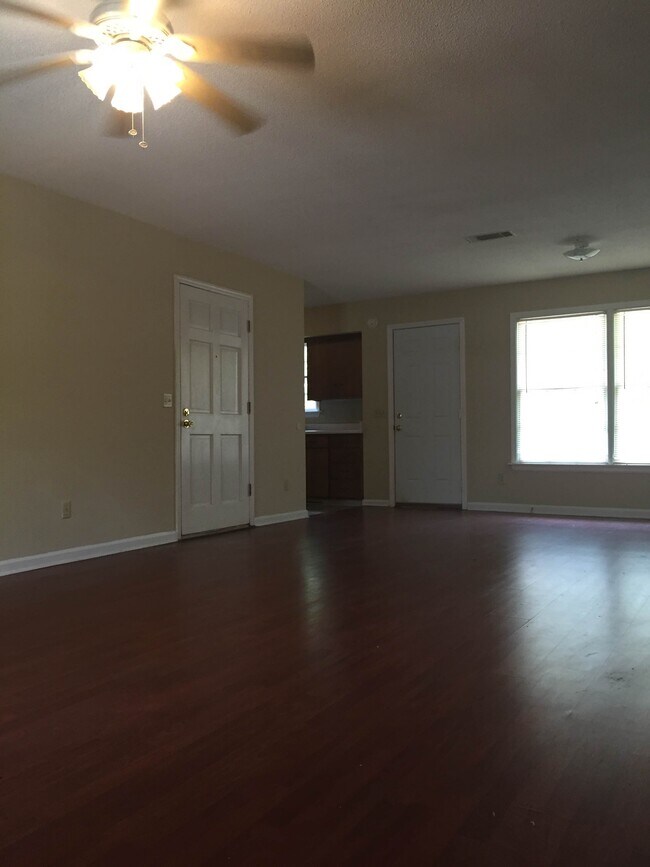 Photo - 212 Henderson St