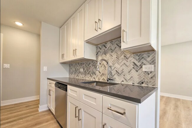 Photo - 531 W Aldine Ave