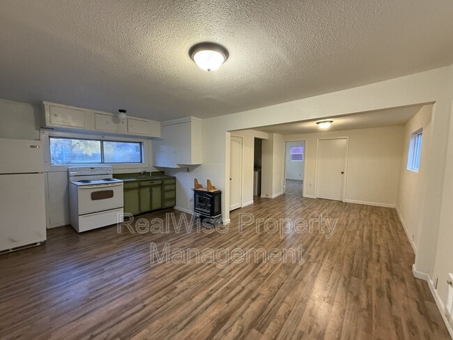 Photo - 173 SE Lane Ave