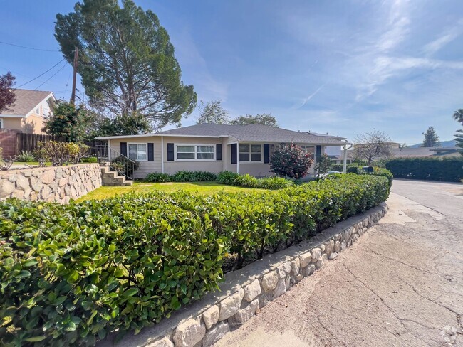 Building Photo - Charming 2BR Home in La Crescenta!