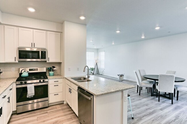 Building Photo - 3 Bedroom 3 Bath in Mosaic!