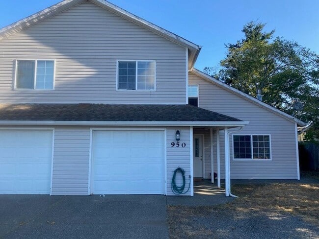 Building Photo - SPACIOUS 3 BEDROOM 2 BATH DUPLEX IN BEAUTIFUL COOS BAY!
