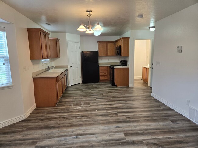 Photo - Beautiful 4 Bed, 2.5 Bath Townhome in Prim...