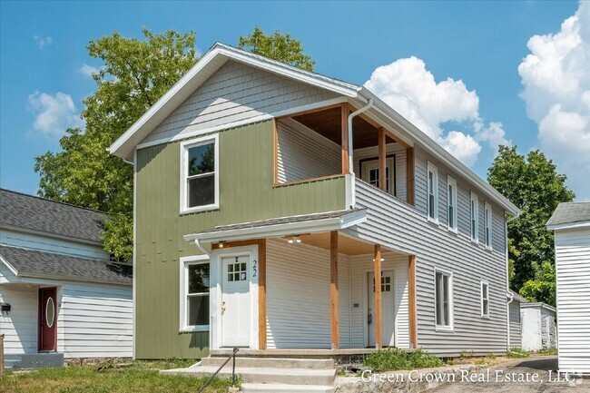 Building Photo - Like New 2BR Upper Unit 2 Rental