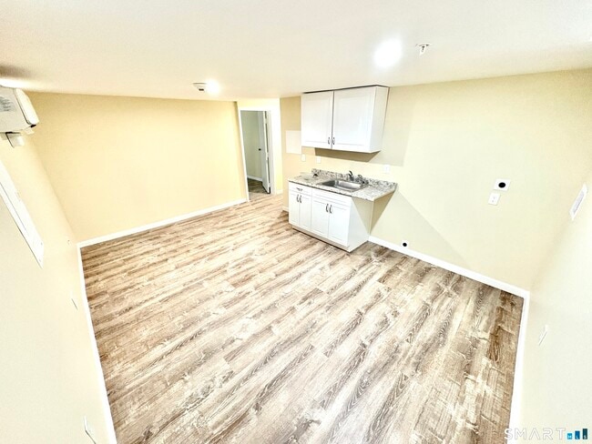 Building Photo - 135 W Main St Unit 1F