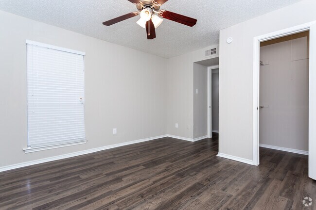 2BR,2BA-960 SF