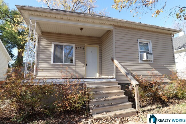 Building Photo - Charming Two Bedroom Home