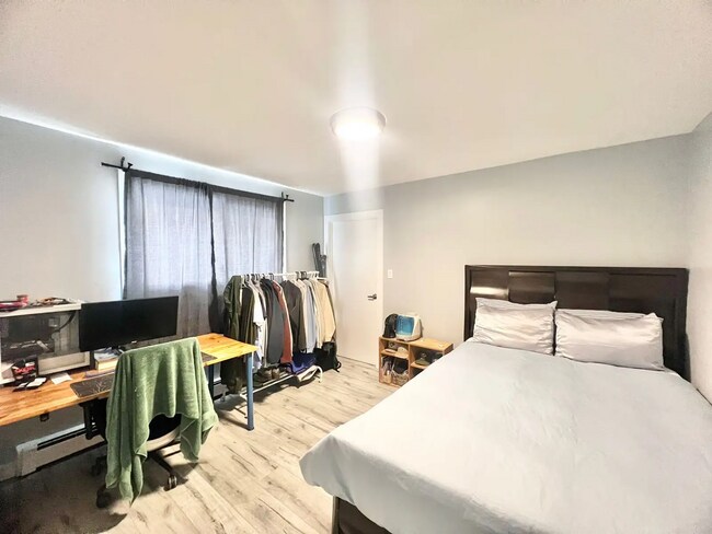 Photo - 318 Erb St W