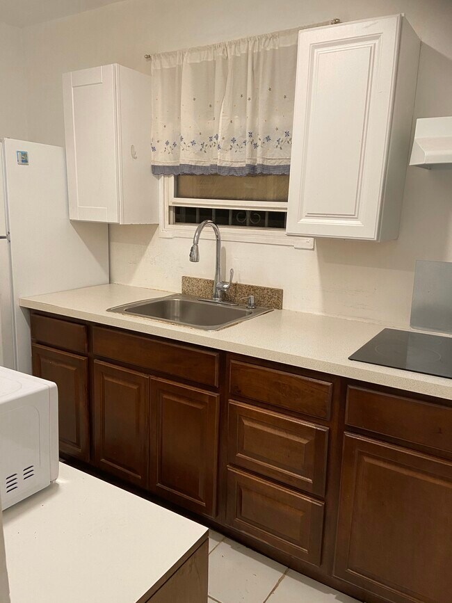 Kitchen Sink - 4235 Elenda St