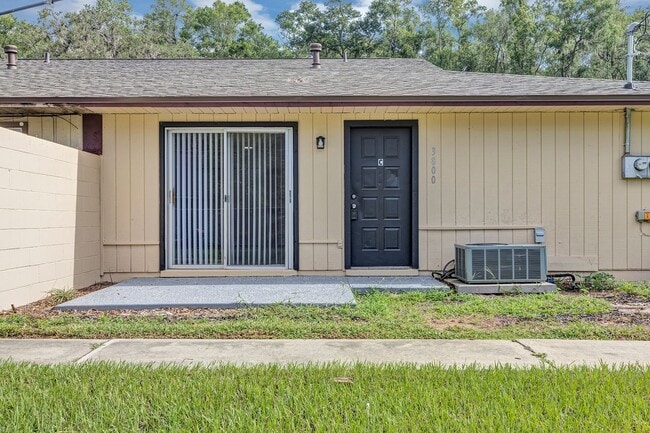 Building Photo - Charming 2-Bedroom Apartment for Rent – Great Location in Ocala! Deposit-Free Move-In Available t...