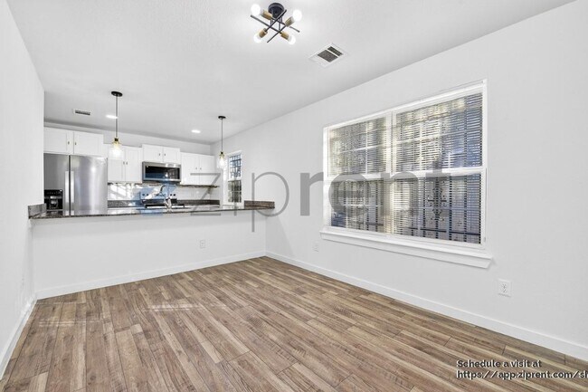 Photo - 3226 Navaro St