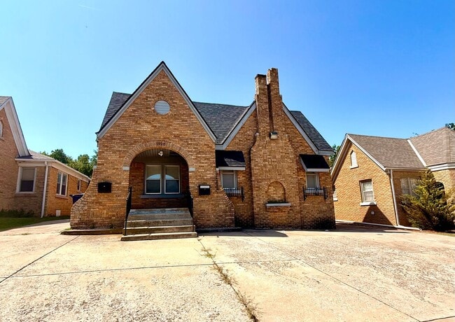 Building Photo - Large 5BD 3.5BA Home w/ Bonus ADU close to...