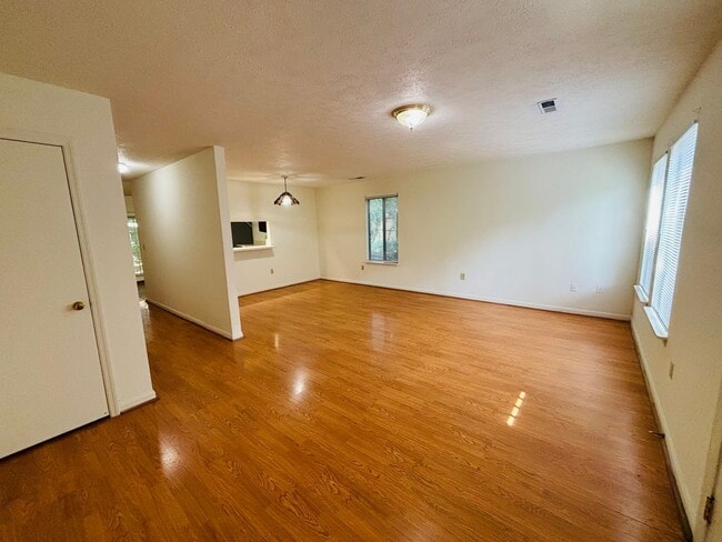 Photo - 953 Lora Ln