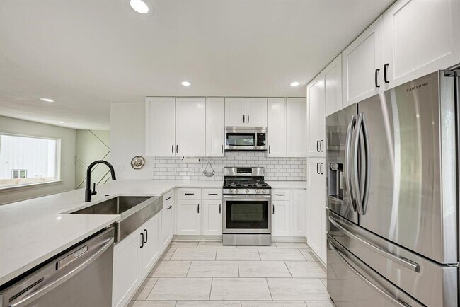 Building Photo - 1703 Hillcrest Ln