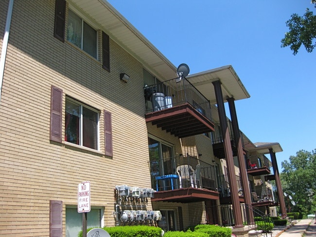 Exterior del apartamento - Hawk Lake Apartments & Townhomes