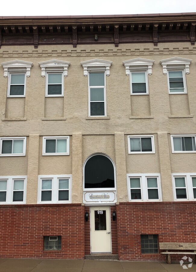 Building Photo - Courthouse View Apartments Unit 206