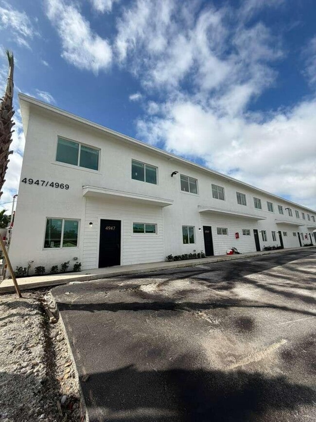 Building Photo - 4965 Serafica Dr