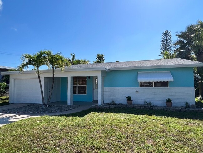 Building Photo - * Coming Soon* 2 Bedroom 1 Bath 2 Blocks from the Ocean