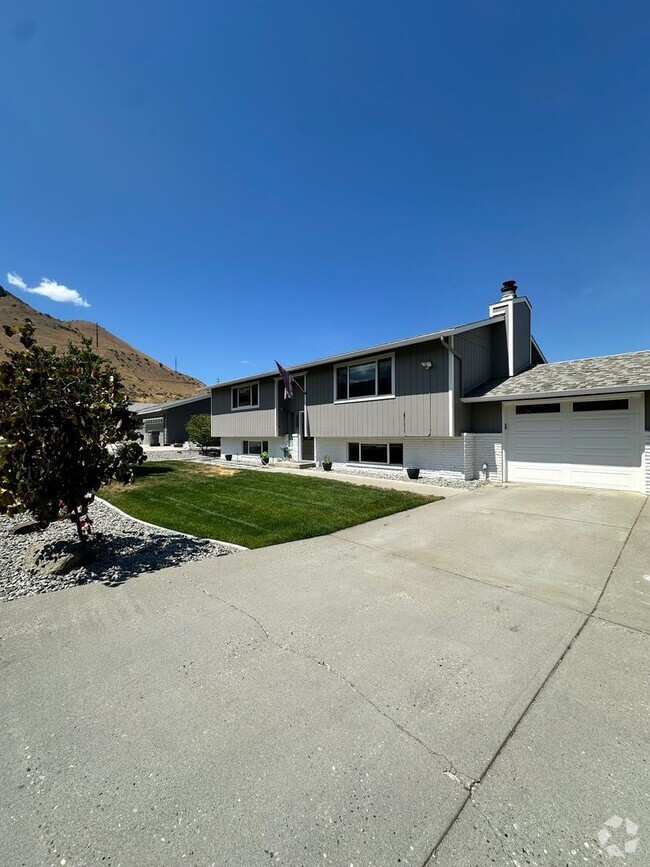 Building Photo - Gorgeous single- family home with Detached...