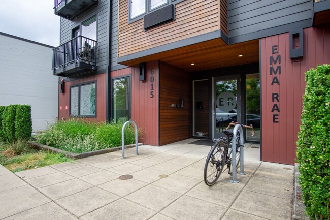 Building Photo - John's Landing-Modern, Spacious Studio Liv... Unit 106