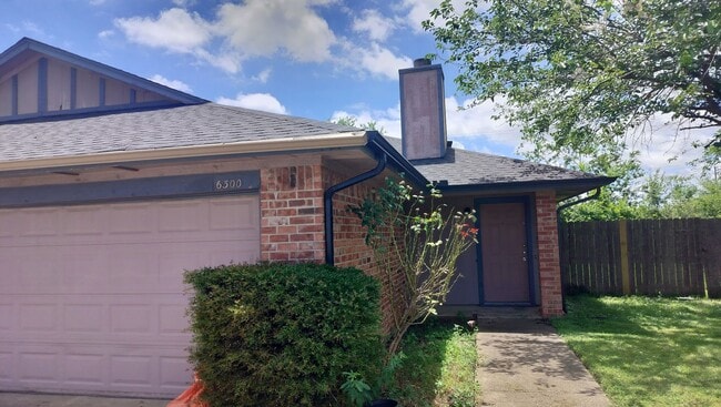 Building Photo - Great Duplex ready for immediate move in!