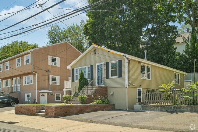 Building Photo - 35 Springvale Ave Rental