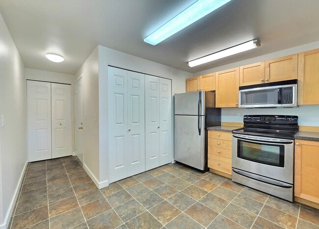 Building Photo - 2 Bedroom Condo Available in Kenmore - $25...