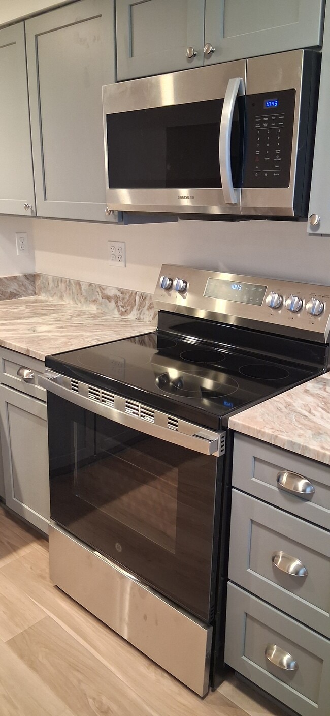 New stove - 201 Hoffman Ave Unidad 25