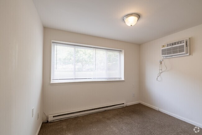 1BR, 1BA - 600SF - Bedroom