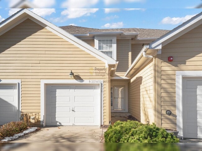 Building Photo - "Charming Lenexa Townhouse: Spacious 2-Bed Retreat with Finished Basement & Gleaming Hardwood Flo...