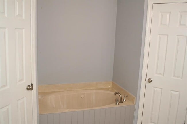 Photo - 1124 Island Pl E