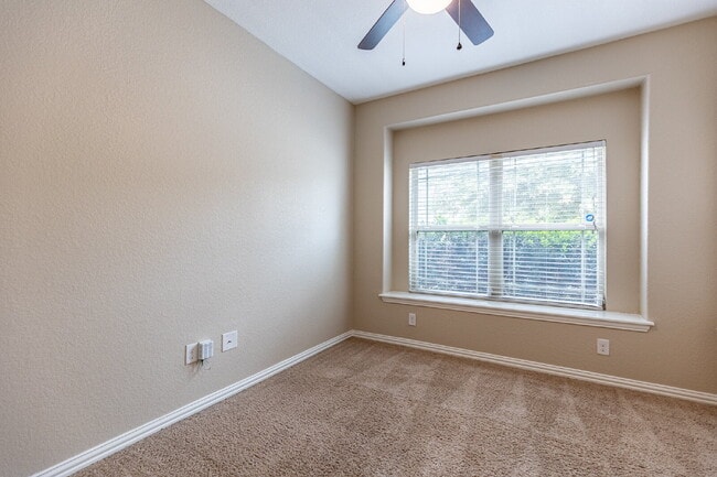 Photo - 9122 Vondel Park