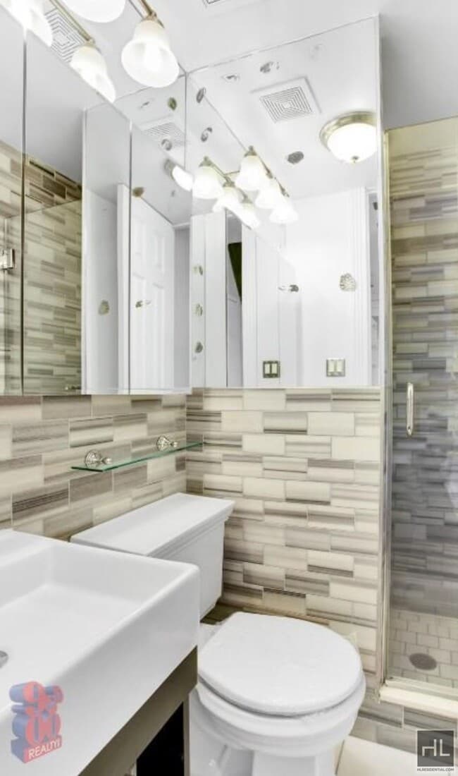 Photo - E 13TH ST. Unidad 6D