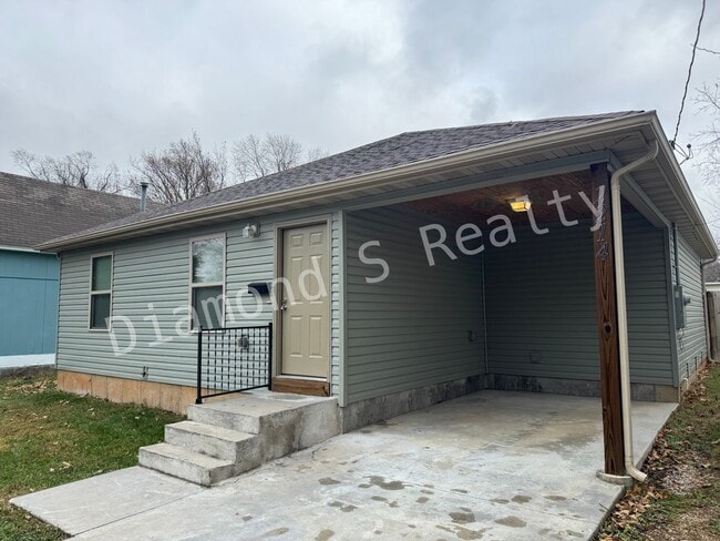 Building Photo - Cute and Clean 3 Bedroom Home Available!