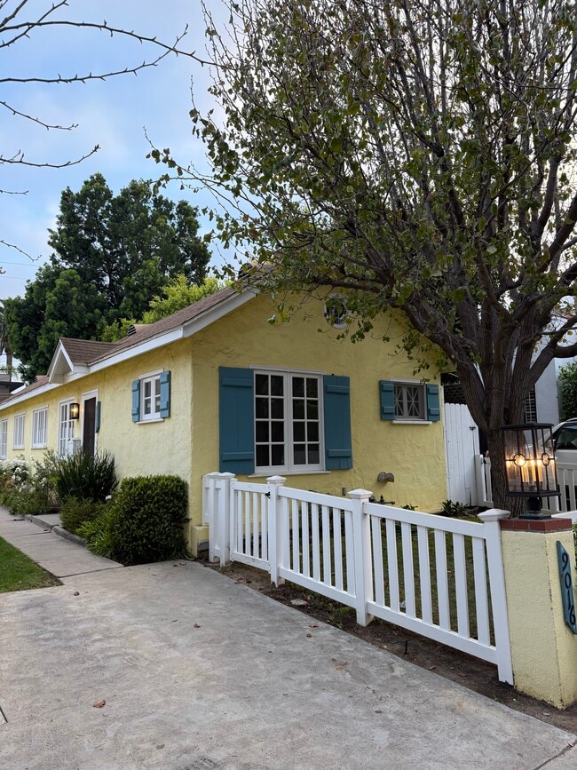 Building Photo - 9016 Rangely Ave Unit Bungalow B