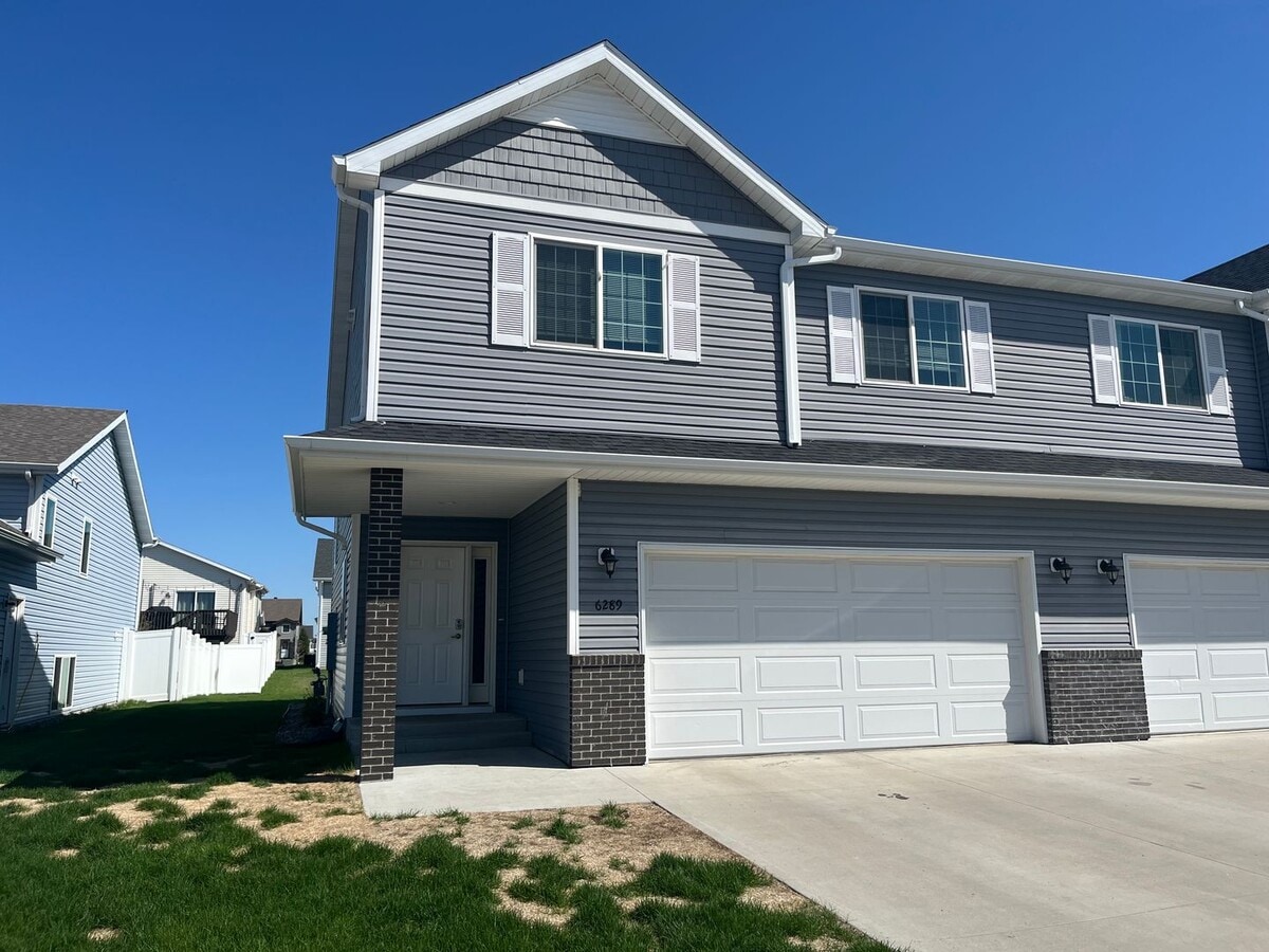 3 Bed 3 Bath Twin Home - 3 Bed 3 Bath Twin Home