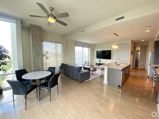 Building Photo - 615 W 7th St Unit ID1256845P Rental