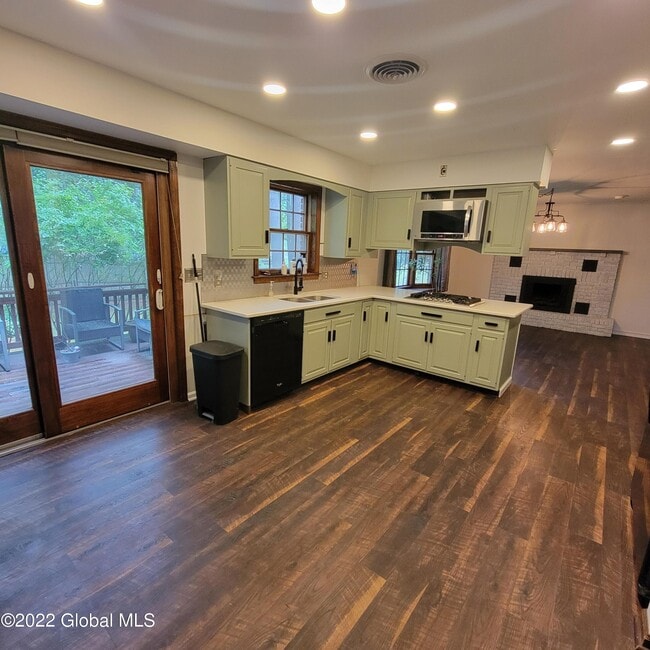 Photo - 104 Serif Ln