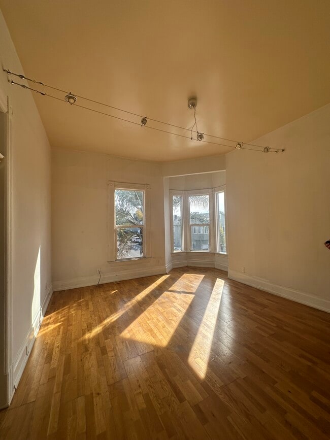 Living room - 848 E 15th St Unit B