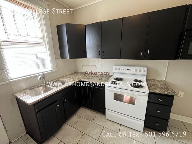 Photo - 1409 College St